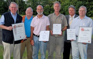 2011_SRV_Ehrungen Foto: Neumann Ehrungen bei der außerordentlichen Jahresversammlung der Hildesheimer Schiedsrichtervereinigung. Von links: Walter Horstmann, Wilhelm König, Gernot Seiler, Friedel Münzberger, Walter Klußmann, Karl-Heinz Warczok.