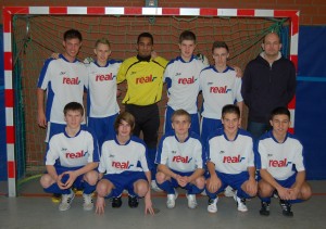 Die glorreichen Helden: hinten von links: Akin Kilicgslan, Perry Pfeng, Dominik Grimpe, Vincent Leifholz, Julian Mielicki, Trainer Frank Paulmeier; davor von links: Philipp-Christian Linderbaum, Toni Ivankovic, Jens Königsmark, Kevin Mosch, Volkan Öztürk.