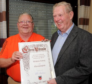 SR-Vereinigung_Horstmann König Der Ehrenvorsitzende Walter Horstmann überreicht Wilhelm König die Ernennungsurkunde zum neuen Ehrenmitglied