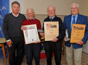 Ehrungen bei der Hildesheimer Schiedsrichtervereinigung. Von links: Vorsitzender Walter Klußmann, Horst Germer, Willi Witczak, Edmund Grefe.