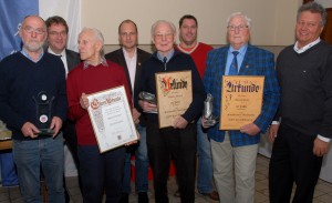 Ehrungen bei der Hildesheimer Schiedsrichtervereinigung. Von links: Walter Schmidt, Horst Germer, Willi Witczak, Edmund Grefe, Vorsitzender Walter Klußmann; Dahinter von links: stellvertretender Vorsitzender Michael Ziegler, Schriftführer Roman Steinbarth, stellvertretender Vorsitzender Andreas Stieler.