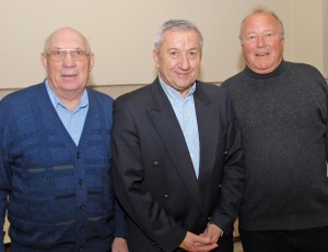 Ein freudiges Wiedersehen: Georg Gern (links) war mit Paul Nolte (rechts) oft als Linienrichter unterwegs. Nolte wiederum assistierte dem früheren FIFA- und Bundesliga-Schiri Wolf-Günter Wiesel als Linienrichter.