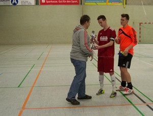 Staffelleiter Jörg Edema übergibt den Siegerpokal