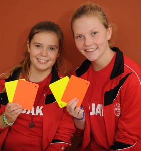 Michelle Heitmüller (rechts) und Emma Louisa Drescher hatten gut mitgemacht und haben viel Neues über die Fußballregeln erfahren.