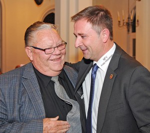 Der Kreisschiedsrichterobmann Marcin Kuczera zeichnet seinen langjährigen Vorgänger Wilhelm König mit der goldenen Verdienstnadel des NFV aus.