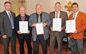 Der NFV hat langjährige aktive Schiedsrichter geehrt. Von rechts: Thomas Schmidtke, Rolf Klepping, Wilhelm König, Reinhard Klinkert, Schiedsrichterobmann Marcin Kuczera