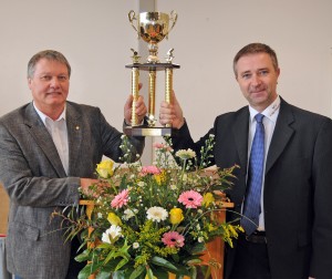 Mit Stolz präsentieren Walter Klußmann (links) und Marcin Kuczera den Fainess-Cup,  mit dem die Hildesheimer Jungschiedsrichter-Auswahl geehrt wurde.