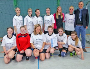 Das Hildesheimer Frauenteam vorn von links: Jasmin Bormann, Lea-Sophie Bey, Marina Jurkschat, Michelle Heitmüller, Emma Drescher, Ariane Breiding; Dahinter von links: Riana Look, Natalie Kusche, Nicole Richter, Doreen Gauert, Saskia Geweke, Irina Stremel, und FIFA-Referee Michael Weiner.
