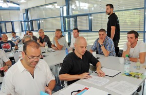 Während Miguel Rey und Sven Metze die Bögen der Regelprüfung aufs Korn nehmen stellt Florian Deckwert die neuen Änderungen für den Spielbetrieb der Saison 2015/2016 vor.