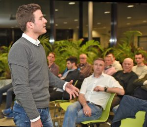 Interessiert hörten die Hildesheimer SR den Ausführungen von Harm Osmers zu.