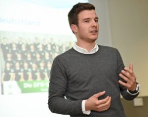 Mit Erlebnisberichten, vielen Beispielen aus der Praxis und kniffligen Filmsequenzen referierte der DFB-Schiedsrichter Harm Osmers vor Hildesheimer Schiedsrichtern.