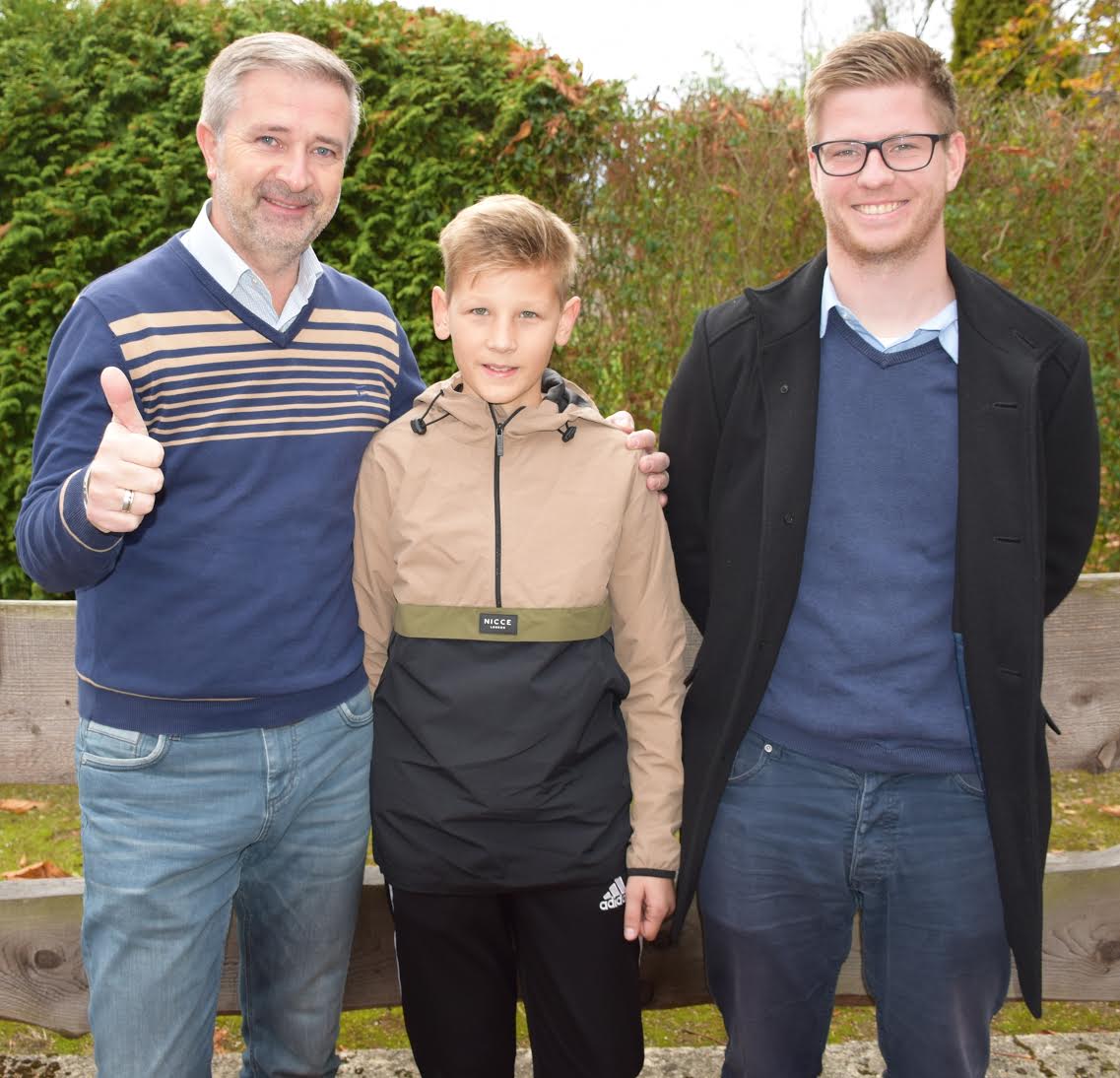 Prüfungsbester Paul Philipp Makowski eingerahmt mit KSO Marcin Kuczera und KSL Nils Schmidt