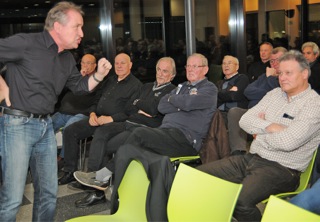 Deutliche Körpersprache und klare Ansage, der DFB-Schiedsrichter-Lehrwart Lutz Wagner ein brillianter Redner.