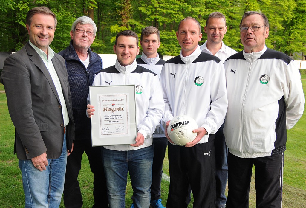Der SC Harsum und seine fleißigen Schiedsrichter wurden als Kreissieger ausgezeichnet. Von links: Kreisschiedsrichterobmann Marcin Kuczera, Vereinsvorsitzender Dr. Alois Wirries, Leon Böker, Julian Eberhardt, Marc Ehrig, Thomas Nowak (NFV-Kreisvorstand), Gerhard Franke. Es fehlt: Jannik Biesen.