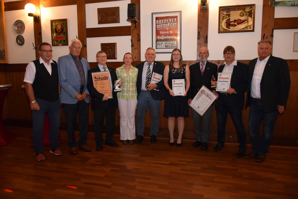 Gruppenfoto der Geehrten v.l.n.r. SRV - 2.Vorsitzender Michael Ziegler, Ehrenvorsitzender Horst Becher, Heinz Synowzik für 50 Jahre, SRV - Schatzmeisterin Nancy Ibe-Mannchen, Rolf Klepping für 30 Jahre, Doreen Gauert für 10 Jahre, Neues Ehrenmitglied Gernot Seiler, Thomas Schmidtke für 30 Jahre, SRV-Vorsitzender Walter Klußmann