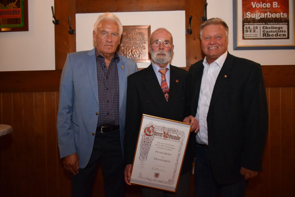 Ehrenvorsitzender Horst Becher und 1. Vorsitzender Walter Klußmann rahmen das neue Ehrenmitglied Gernot Seiler ein