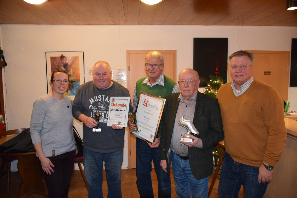 Eingerahmt durch v.l.n.r. Schatzmeisterin Nancy.Ibe-Mannchen, für 30 Jahre Ulf Sievers, Hubert Schmidt für 40 Jahre und Heinrich Jörren für 50 Jahre Mitgliedschaft, Erster Vorsitzender Walter Klußmann