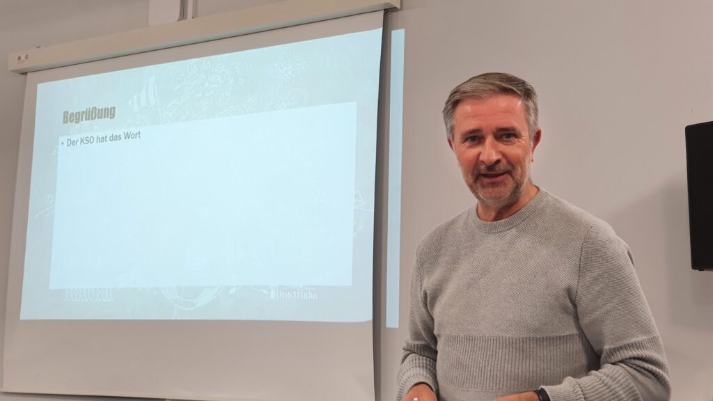 KSO Marcin Kuczera begrüßt die Teilnehmer