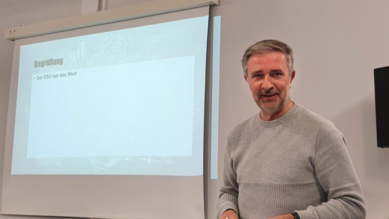 KSO Marcin Kuczera begrüßt die Teilnehmer