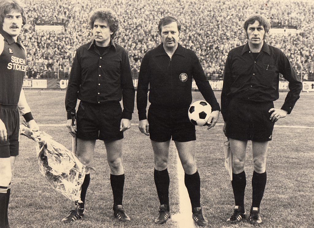 Lang ist es her: Horst Becher (rechts) im Gespann mit dem FIFA-Referee Walter Horstmann und Wilfried Aben. Sie leiteten die Begegnung Arminia Bielefeld gegen SC Herford (5:1) im Jahre 1979. Ganz links: Arminia-Torhüter Uli Stein.