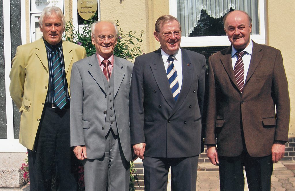 Horst Becher mit den langjährigen Spitzenschiedsrichtern Volker Roth und Walter Horstmann sowie dem ehemaligen Verbandsschiedsrichterobmann Rudi Pohler.