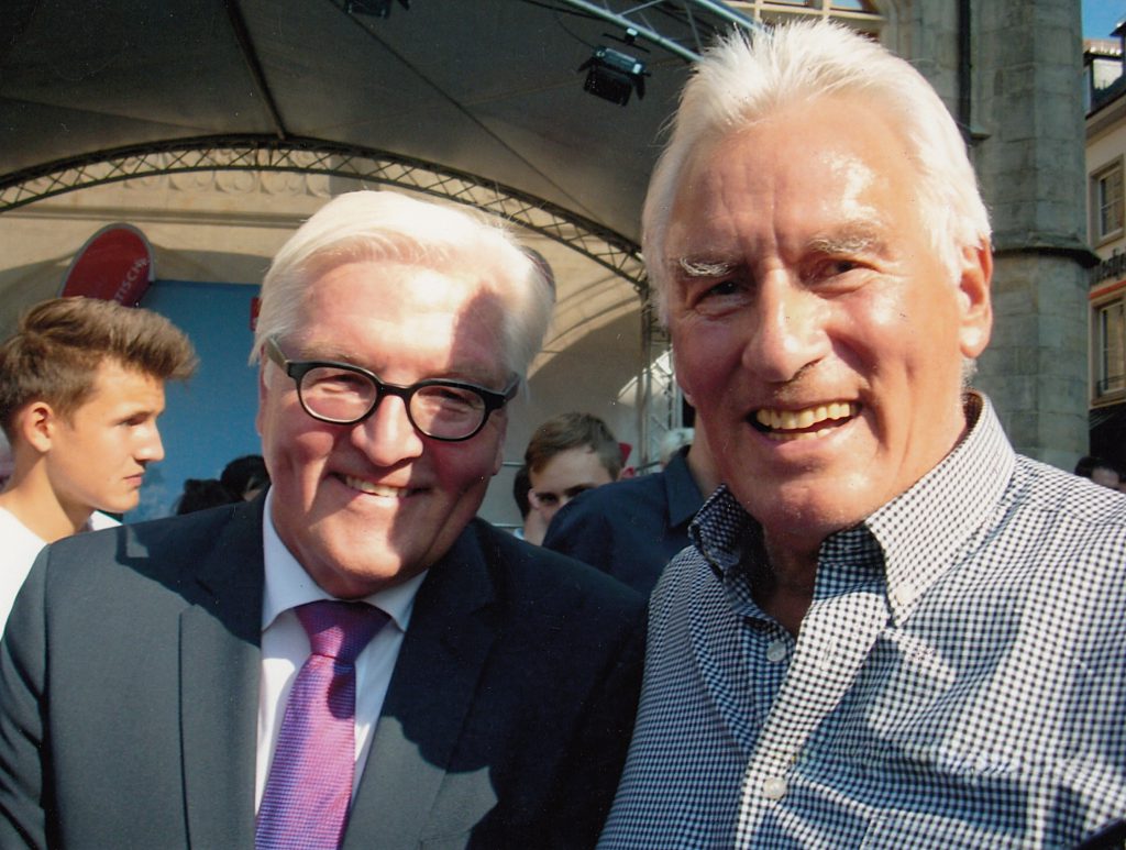 Bei einer Schiedsrichter-Veranstaltung in Berlin im Jahre 2016 traf Horst Becher auch den Bundespräsidenten Frank-Walter Steinmeier.