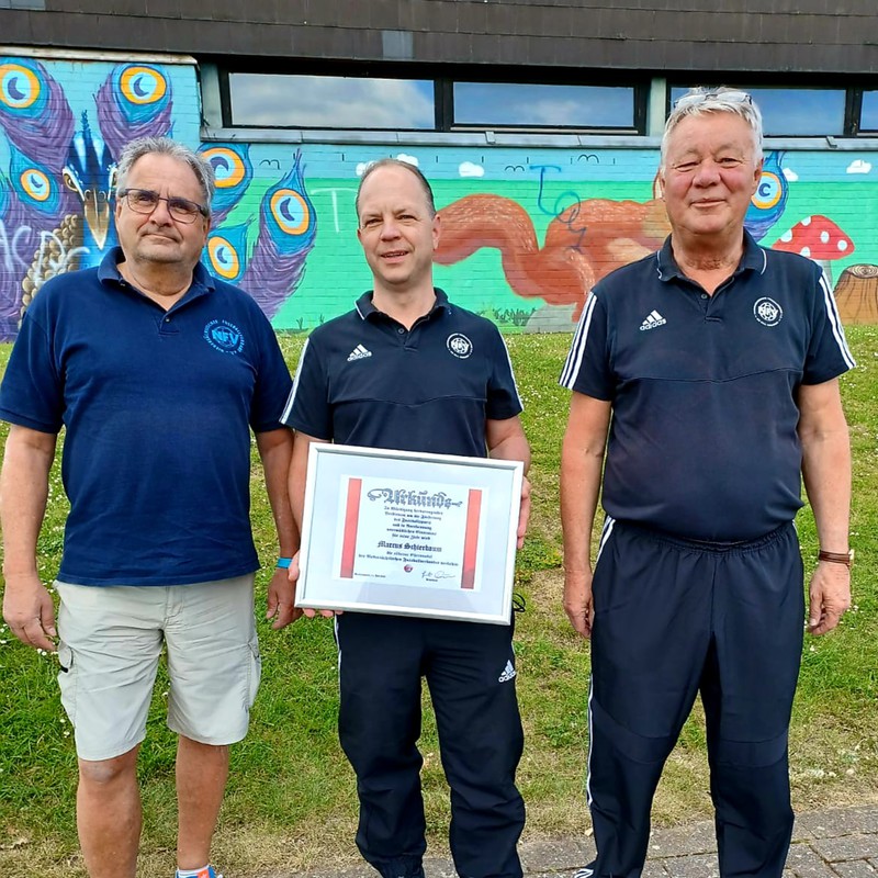 Im Beisein der Vorsitzenden des Bezirks-SR-Ausschusses, Thomas Rüdiger, überreichte Auwi Winsmann die Urkunde und Ehrennadel des Niedersächsischen Fußballverbandes e.V. an den Jubilar.