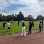 Praxis beim Sommerferienlehrgang 2025, Marlon Ulbrich erklärt Fahnenzeichen als SR-Assistent