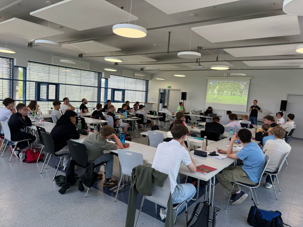 Büffeln der Teilnehmer am Sommerlehrgang 2025, Fabian Willenborg zeigt Schulungsvideo