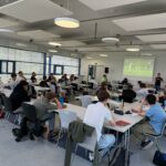 Büffeln der Teilnehmer am Sommerlehrgang 2025, Fabian Willenborg zeigt Schulungsvideo