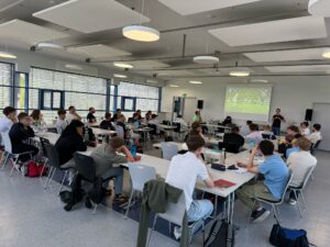 Büffeln der Teilnehmer am Sommerlehrgang 2025, Fabian Willenborg zeigt Schulungsvideo